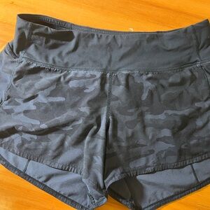 Women’s camo Lululemon athletica speed ups workout shorts 4” inseam